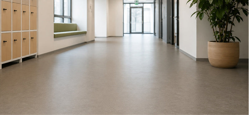 Linoleum in Bahnenware in einem Schulgebäude.