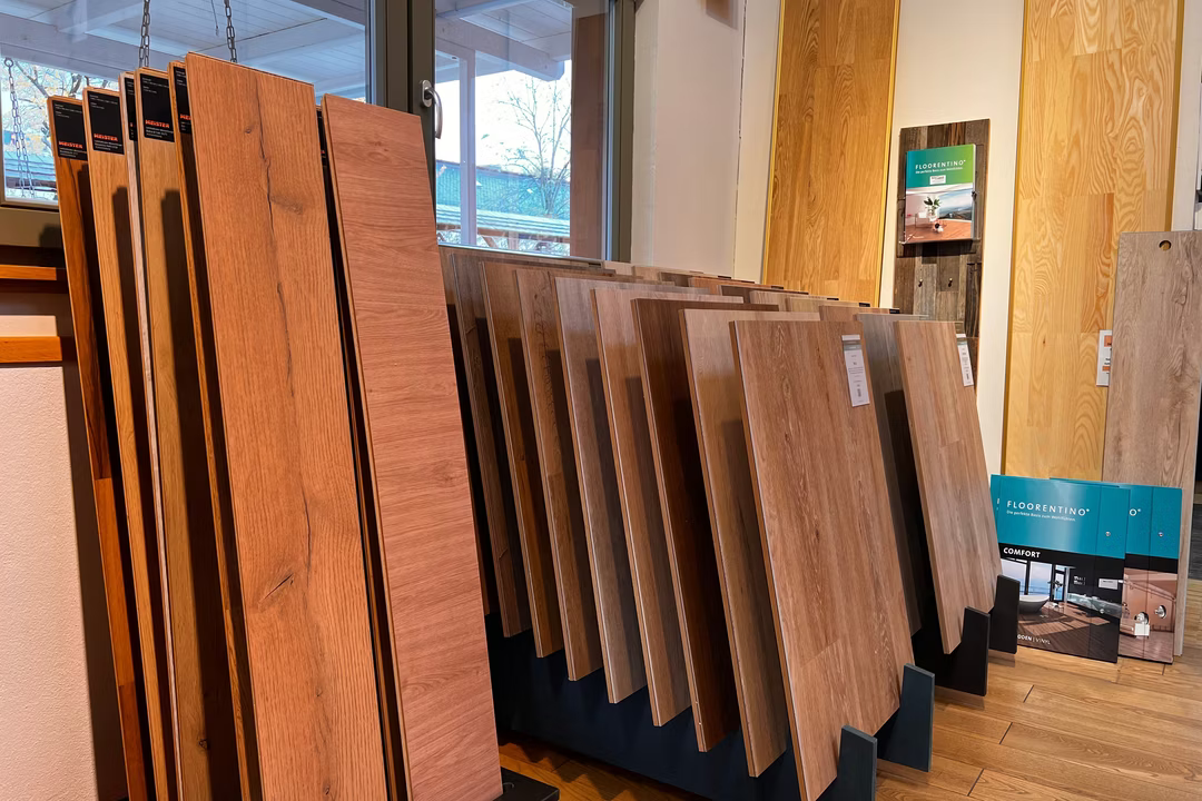 Verschiedene Holzböden und Laminatböden in einem Ausstellungsraum