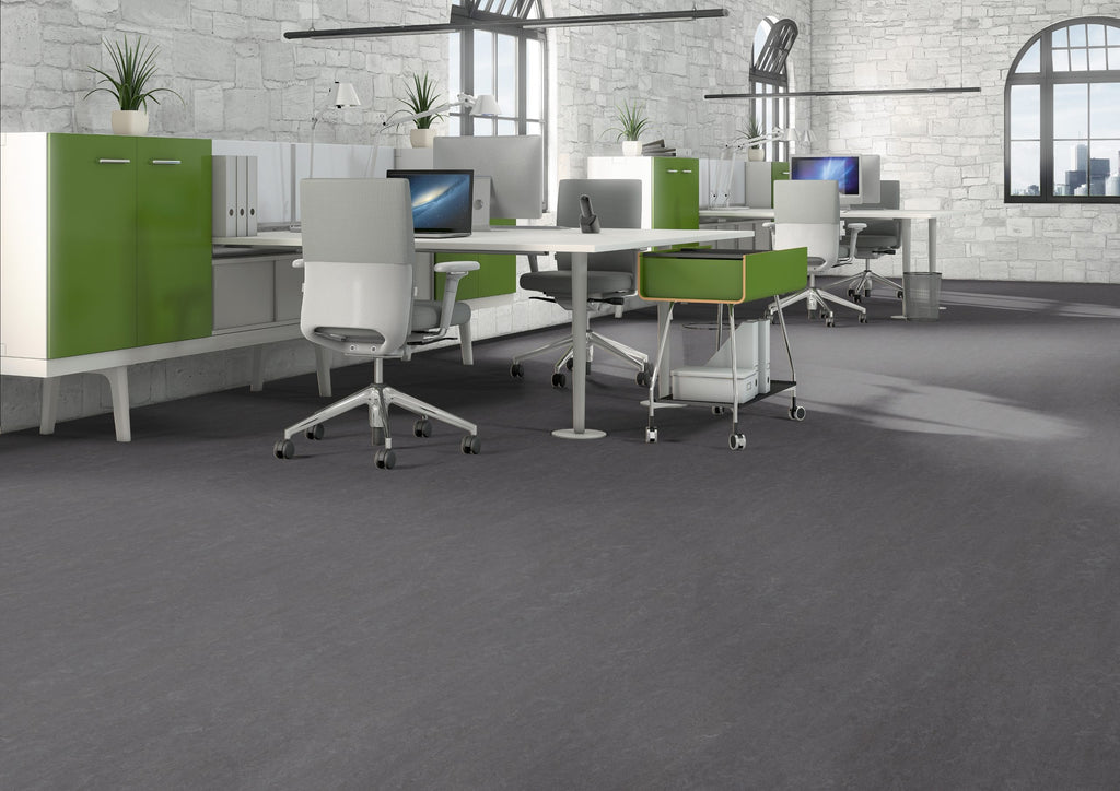 Graphit Linoleum-Klebefliese Pure – dunkler Designboden in moderner Steinoptik